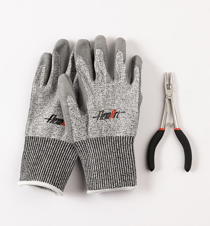 FlexoArt - Gloves and pair of pliers